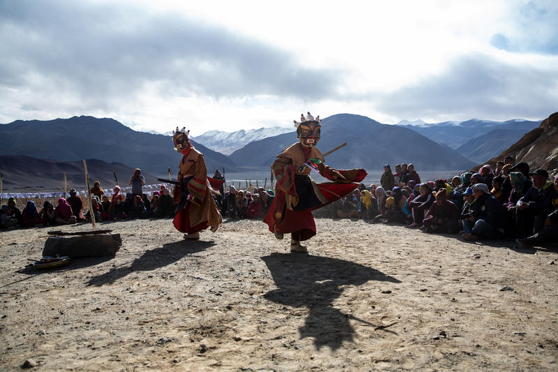 For 2 days a year the tranquil village of Nyoma, in northern India, transforms for the colorful Gustor Mask Festival. At the center of the festival is the Buddhist Cham dance, a ritual performed in various Himalayan monasteries. ©Ronald Patrick/LUZ
Link to our newsletter in bio!