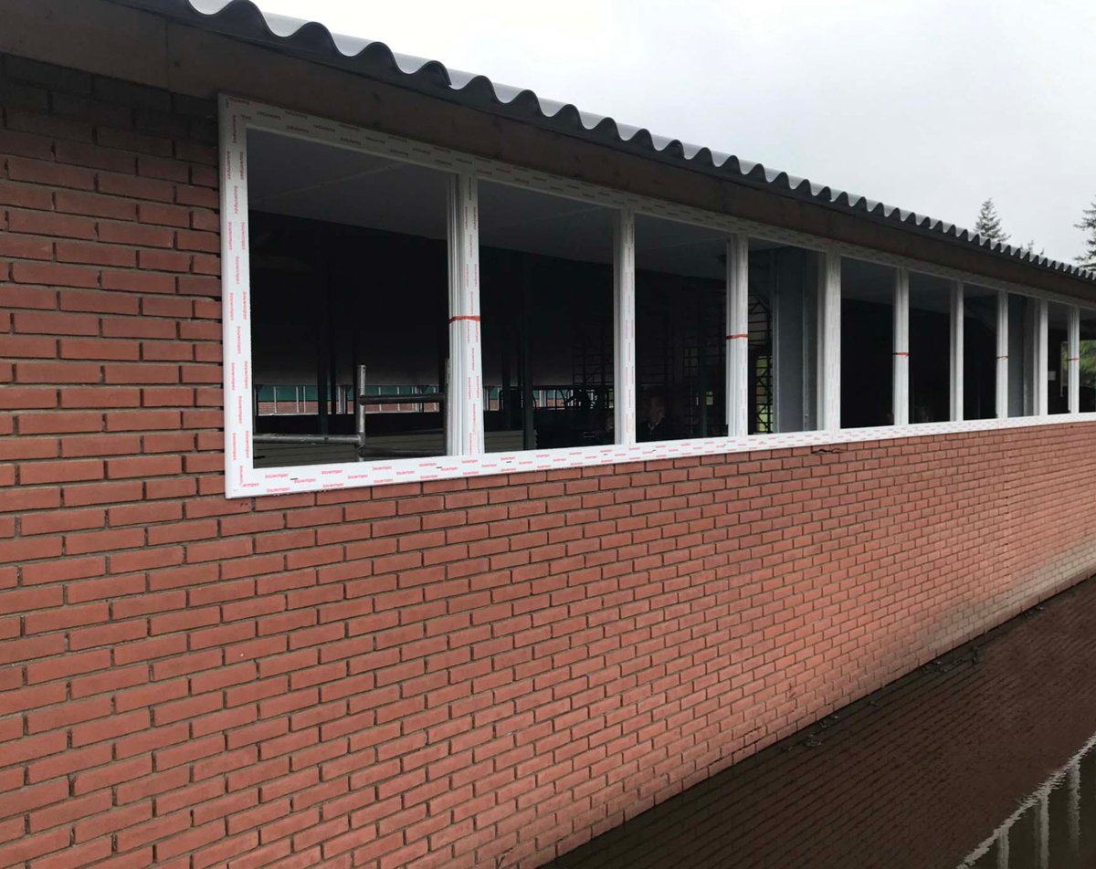 Bouwimpex's tweet photo. In opdracht van de firma ‘Van Dijk’ uit Terschuur mochten wij hoogwaardige kunststof bouwmaterialen leveren voor de nieuwbouw van de koeienstallen. Bij de bouw is er onder andere nagedacht over licht, lucht, ruimte en brandveiligheid voor de dieren. https://t.co/SO5MGwnzDP https://t.co/hFWxfI0wyl
