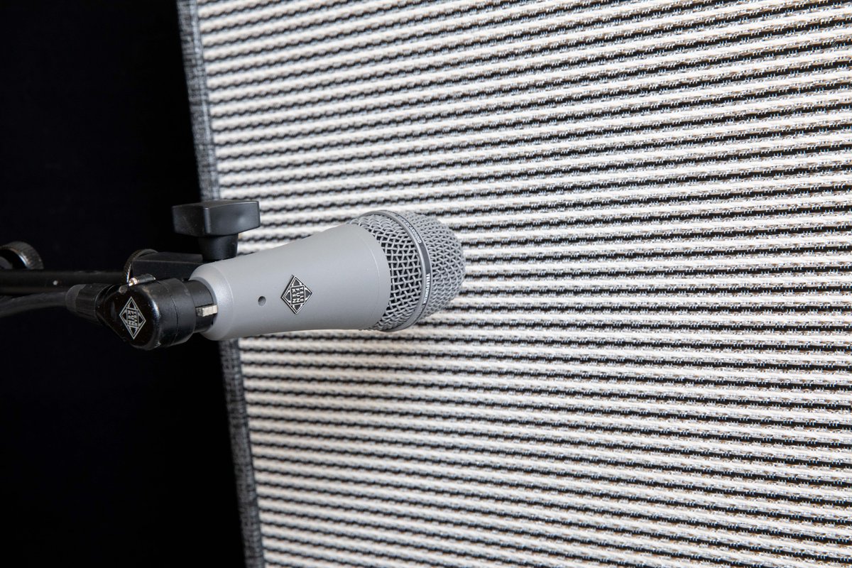 TELEFUNKEN_Mics's tweet photo. The smaller footprint of the M81-SH makes it ideal for tight fit applications including drums and guitar amps on stage, where a full size microphone may be too obstructive. #MicMonday #telefunken #telefunkenmics #M81SH
https://t.co/XnAHmpth6I https://t.co/7atBVwwfFm