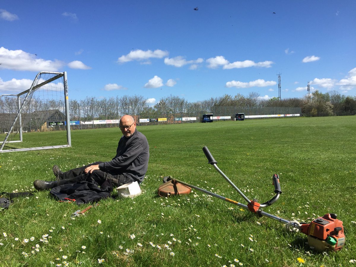 CNvald's tweet photo. (1/2) Stensballe IK’s opvisningsbane - også kendt som Fort Balle Arena. @Bruun6eren tror du har været forbi som træner for Lyseng mod SIK’s årgang 96. Sandsynligvis med et nederlag, da det ikke hedder Fortet for sjov 😉 Græsplænen har sjældent stået skarpere...  #herermitstadion https://t.co/MQNgyxSTu7
