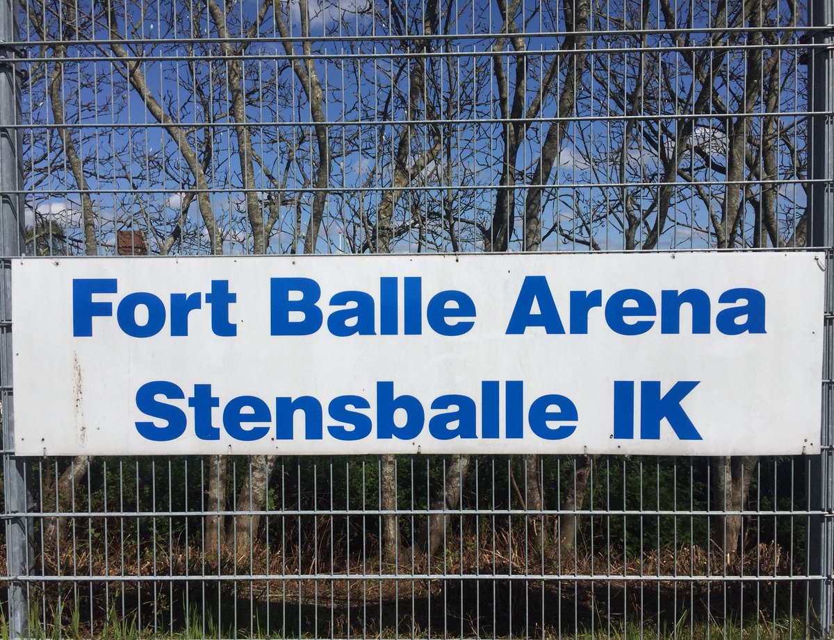 CNvald's tweet photo. (1/2) Stensballe IK’s opvisningsbane - også kendt som Fort Balle Arena. @Bruun6eren tror du har været forbi som træner for Lyseng mod SIK’s årgang 96. Sandsynligvis med et nederlag, da det ikke hedder Fortet for sjov 😉 Græsplænen har sjældent stået skarpere...  #herermitstadion https://t.co/MQNgyxSTu7