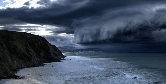Pabluco_Cant's tweet photo. Hoy se ha anunciado alerta amarilla por galerna en la costa cantábrica. Aprovechando la ocasión voy a hacer un pequeño hilo sobre las características e historia de este fenómeno meteorológico tan particular del mar Cantábrico. https://t.co/FkMbXOoB2j