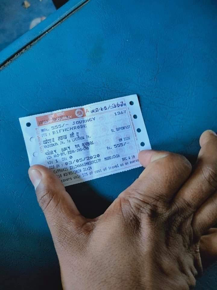drmanishdoshi's tweet photo. #RailwayFairPaidByLabour #OfficialTickets @PMOIndia @RahulGandhi @abpasmitatv @tv9gujarati @VtvGujarati @Zee24Kalak @News18Guj @GSTV_NEWS @mantavyanews @Supriya23bh https://t.co/Z0wU79hVYM