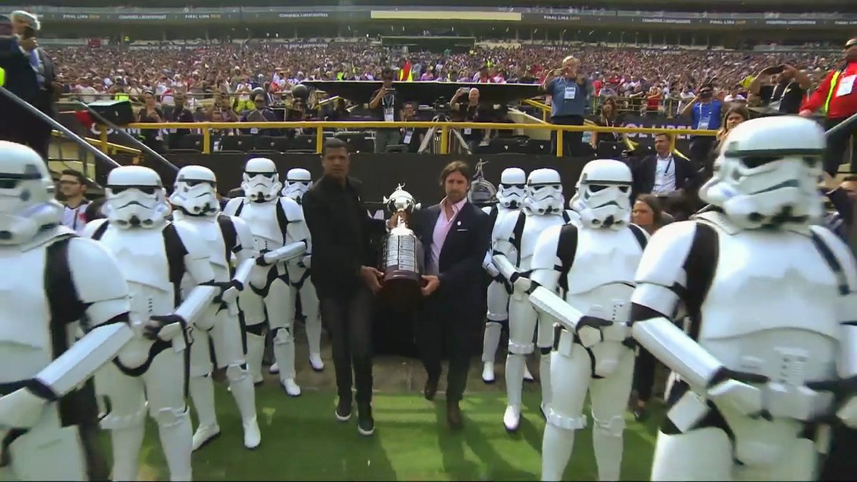 pasefiltradope's tweet image. Hoy 4 de mayo, día mundial de Star Wars, recordamos cuando los 'stormtroopers' resguardaron la llegada de la Copa Libertadores a la cancha del Estadio Monumental de Lima. 🏆 

#MayThe4thBeWithYou