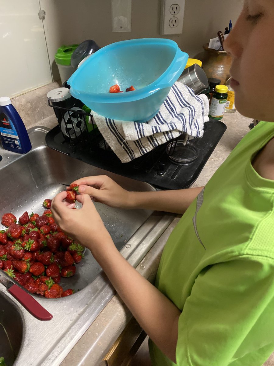 paynesclass's tweet photo. Springtime fun and yummy treats! @TweetDCS_LMS https://t.co/dYr9iVVtNT