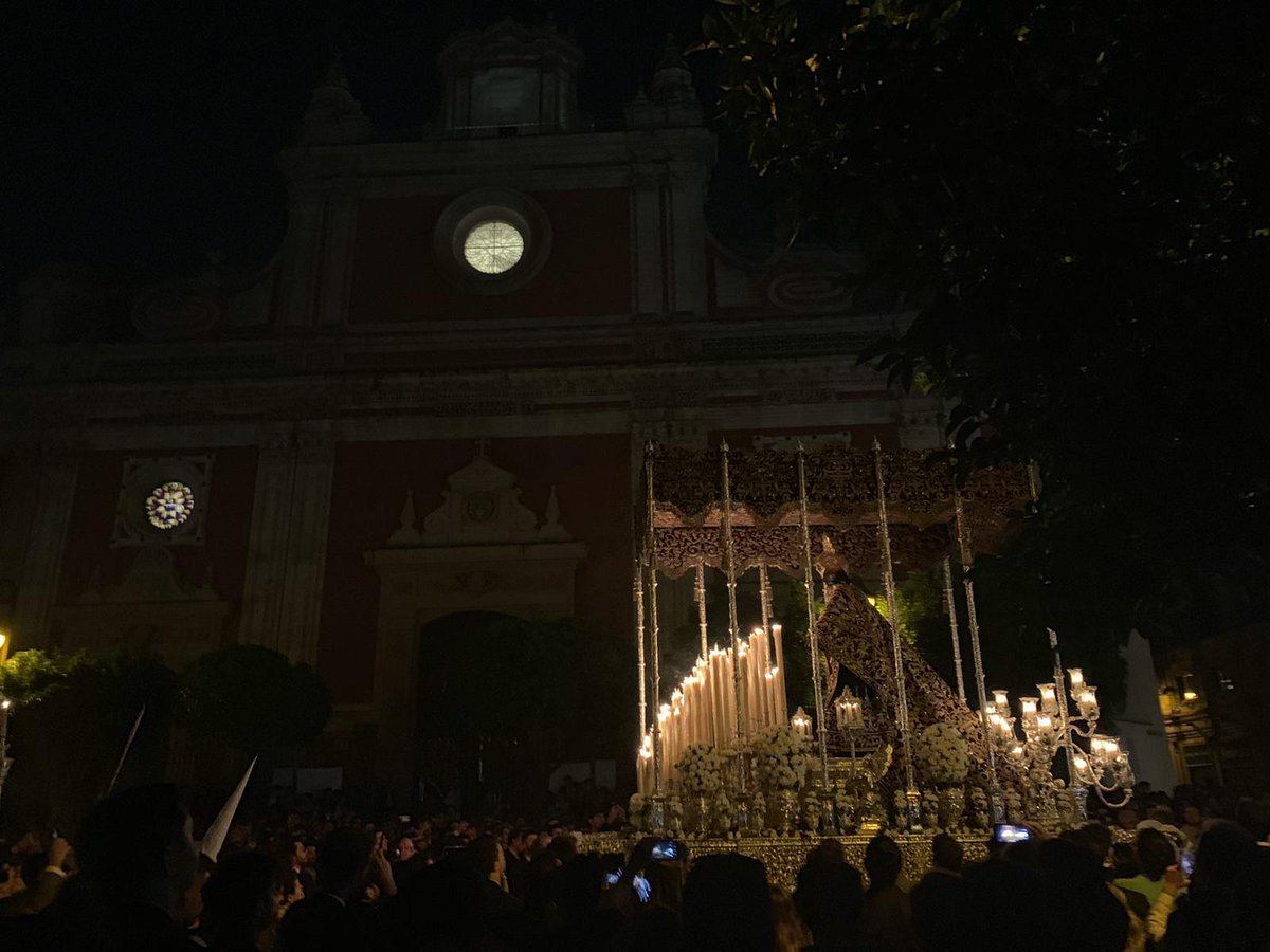 Que bonito es un palio de noche con la única luz de la candelaria...

📸 Propia.