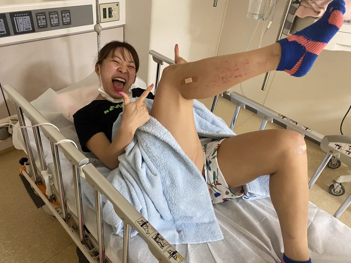 ふわちゃんが車にはねられ、病室から「くるまはねられたわら」！！