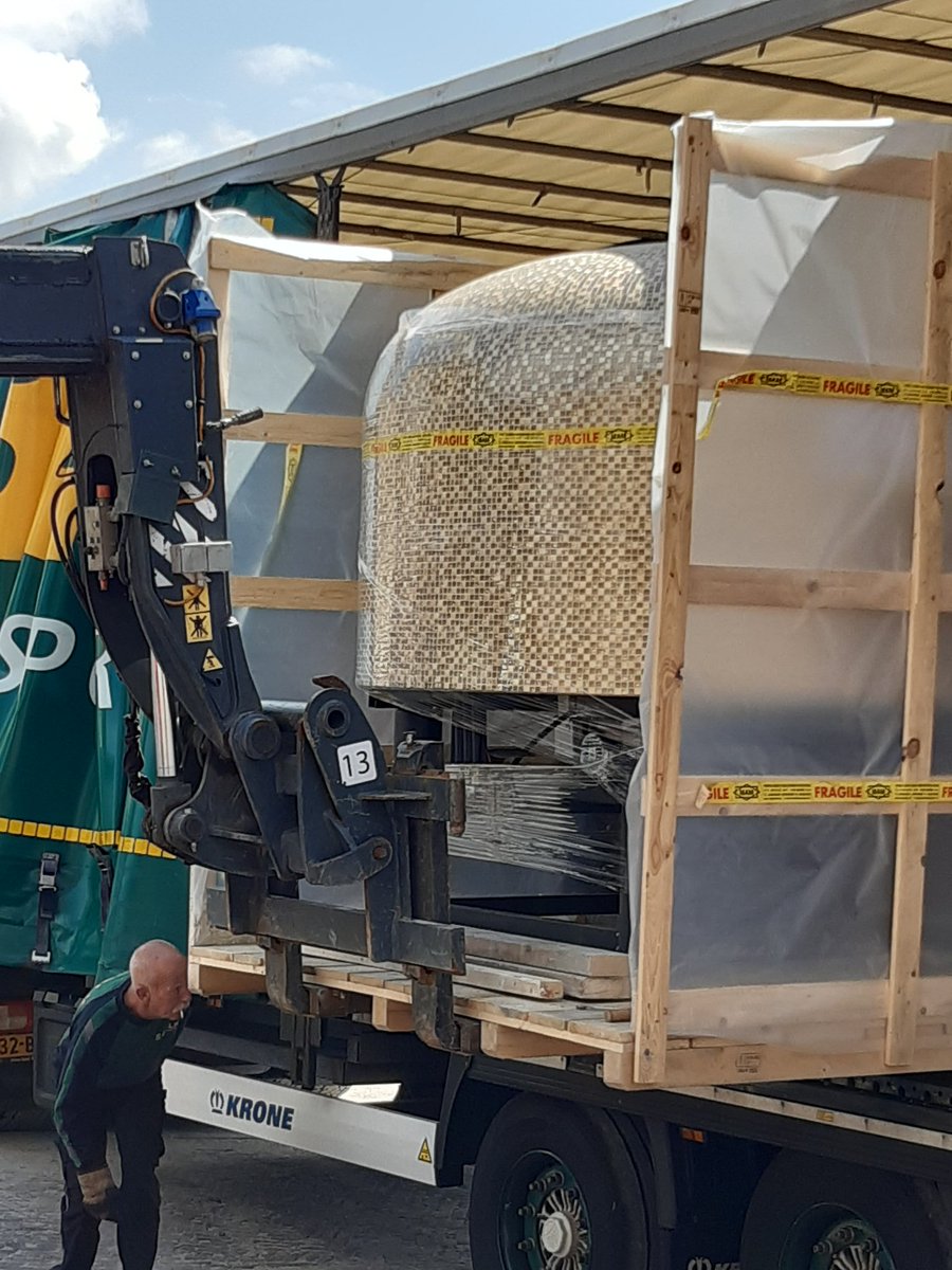 TonEngels's tweet photo. 1)Vandaag een spannende en enerverende klus op het #Vinkenplein in #Bilthoven. Door #BolkTransport werd rechtstreeks vanuit Italië een enorme 2.5 ton wegende steenoven afgeleverd. Medio dit jaar hoopt Pizzeria #LaTerrazza haar nwe restaurant te openen aan hetzelfde plein! https://t.co/jcpCpqnLCb
