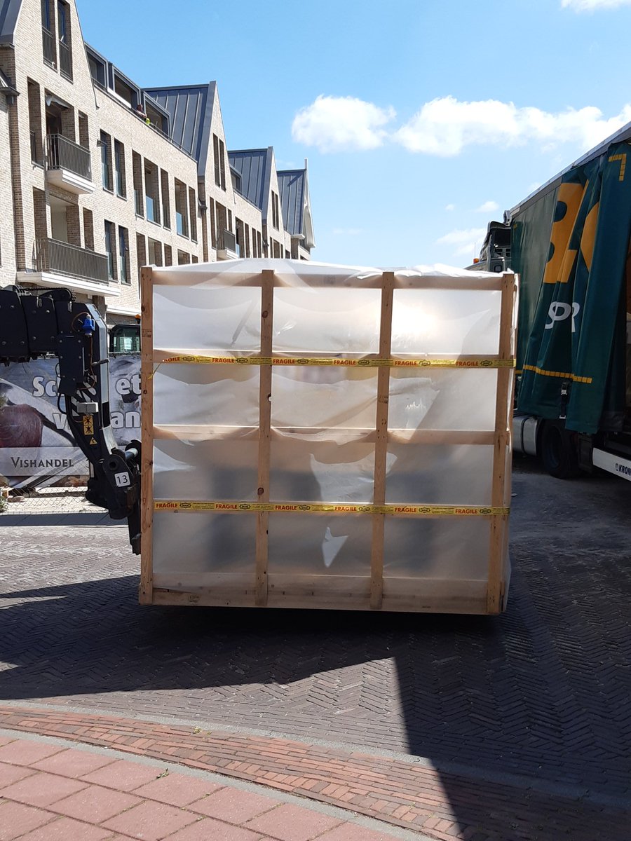 TonEngels's tweet photo. 1)Vandaag een spannende en enerverende klus op het #Vinkenplein in #Bilthoven. Door #BolkTransport werd rechtstreeks vanuit Italië een enorme 2.5 ton wegende steenoven afgeleverd. Medio dit jaar hoopt Pizzeria #LaTerrazza haar nwe restaurant te openen aan hetzelfde plein! https://t.co/jcpCpqnLCb