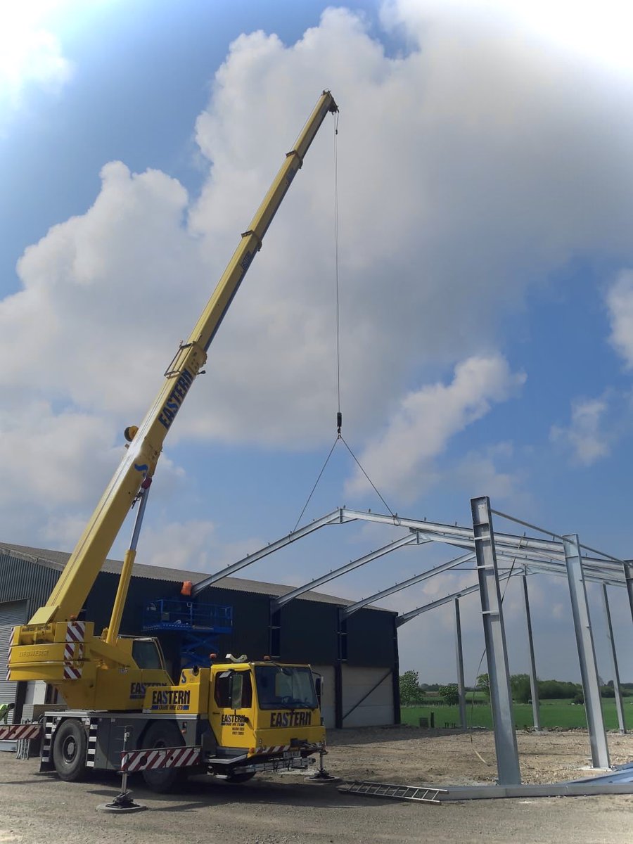 EasternCHire's tweet photo. LTM1040 assisting with the assembly of a steel frame building in the Dengie peninsula in preparation for Harvest 2020 🚜⛓☀️
#cranehire #mobilecrane #craneoperator #liebherrcranes #crane #lifting #steelframebuilding #construction #building #agriculture #farming https://t.co/qclHNwMvto