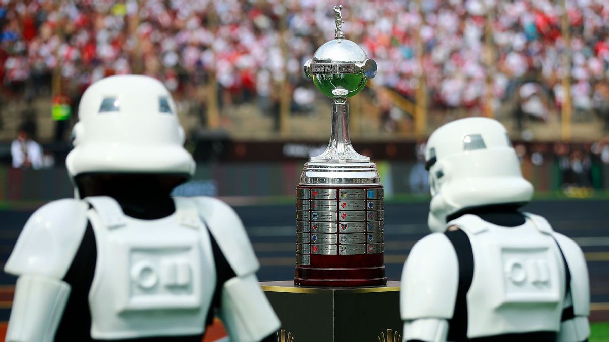 pasefiltradope's tweet image. Hoy 4 de mayo, día mundial de Star Wars, recordamos cuando los 'stormtroopers' resguardaron la llegada de la Copa Libertadores a la cancha del Estadio Monumental de Lima. 🏆 

#MayThe4thBeWithYou