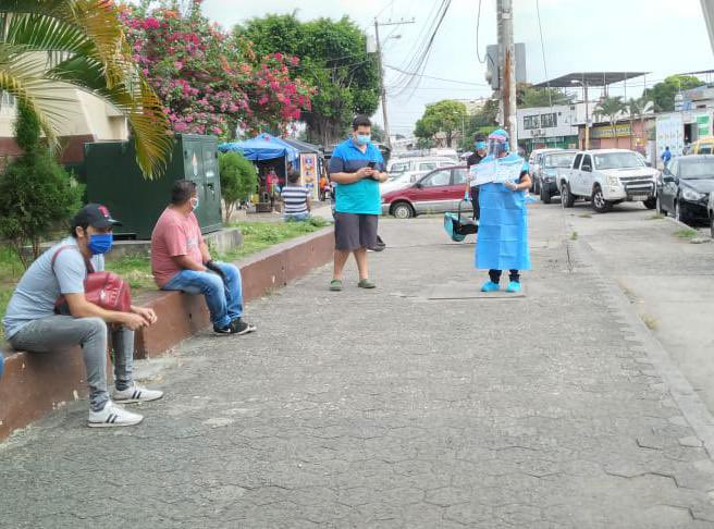 Salud_Guayas's tweet photo. Personal profesional del Centro de Salud #MarthaDeRoldós brinda asesoría a usuarios externos con temas sobre la prevención ante el #Covid19 y el correcto #LavadoDeManos. 

#QuédateEnCasa
#PrevenciónEsSalud https://t.co/5LPWW7IZkJ