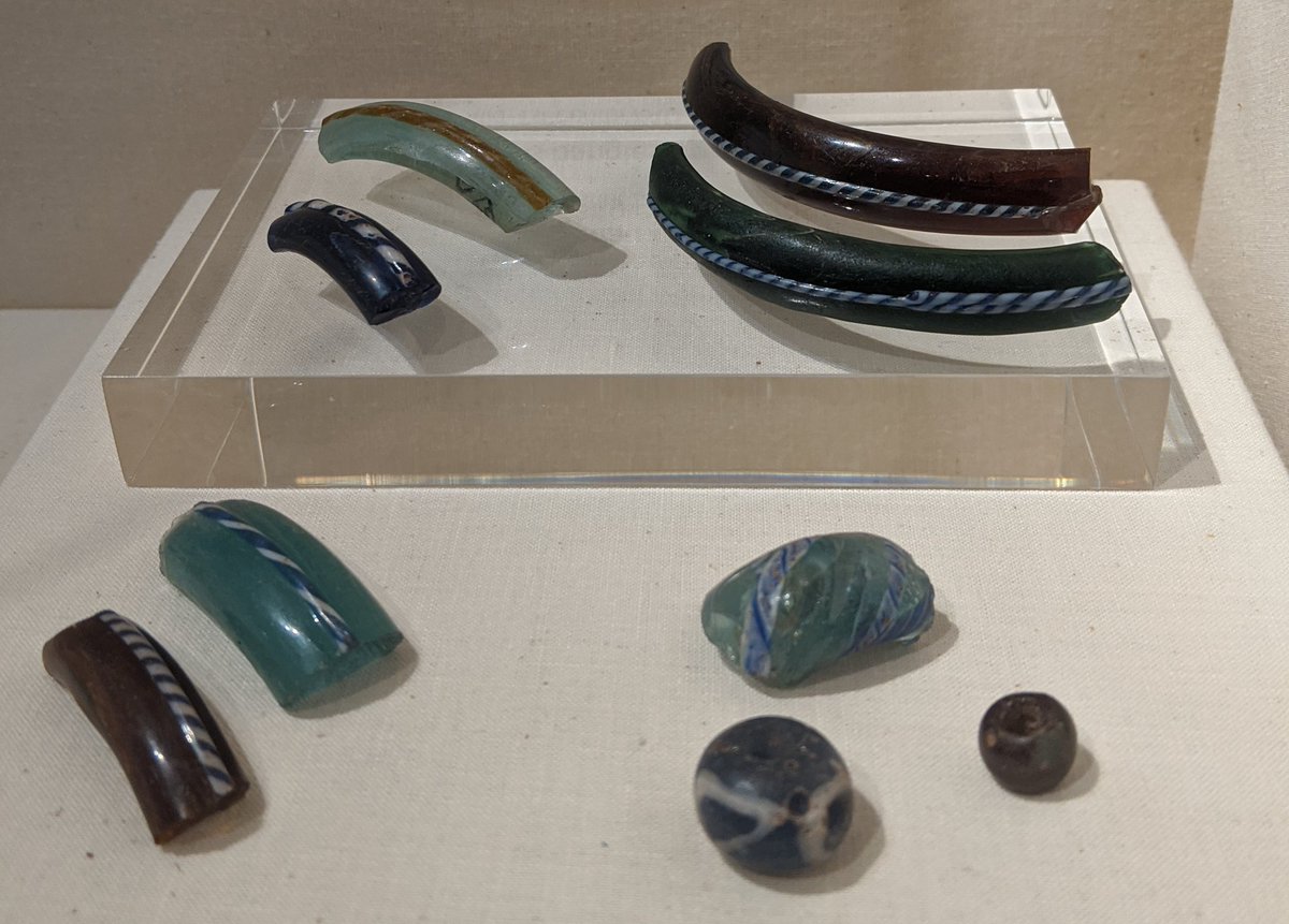 HawkeJon's tweet photo. Breichledau a gleiniau gwydr
 Canol y ganrif 1af OC

 Glass bangles and beads Mid-1st century AD. Found at #Burrium #Usk #Wales #Cymru #romanbritain #RomanArchaeology #jewellery #Archaeology On display @RomanCaerleon https://t.co/60MAAFUz48