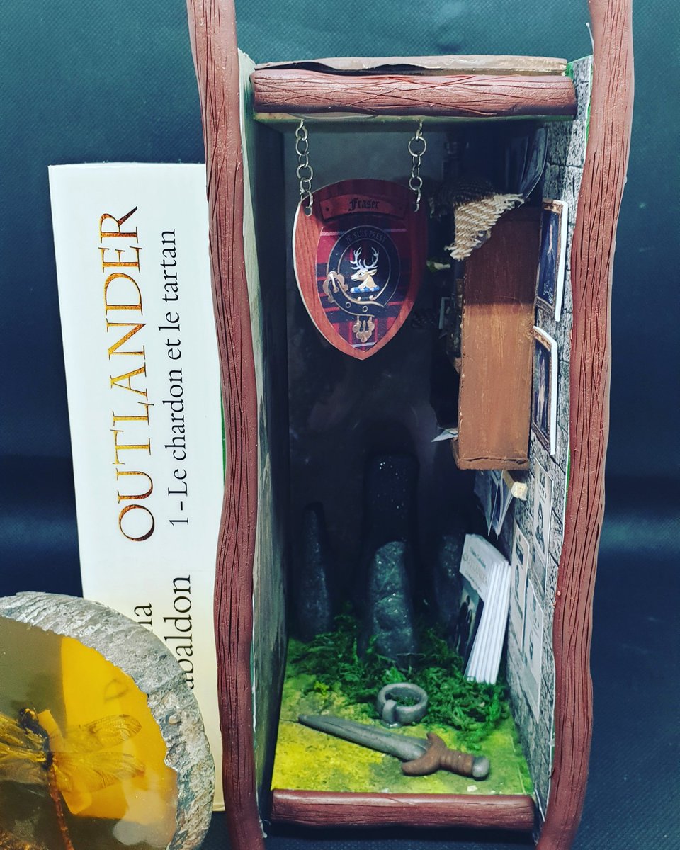 EmilieCH4's tweet photo. Boîte à Merveilles Outlander 
@SamHeughan #outlander #booknook #artiste #miniature https://t.co/137ZFP7zXe
