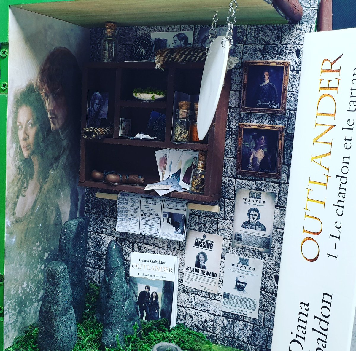 EmilieCH4's tweet photo. Boîte à Merveilles Outlander 
@SamHeughan #outlander #booknook #artiste #miniature https://t.co/137ZFP7zXe