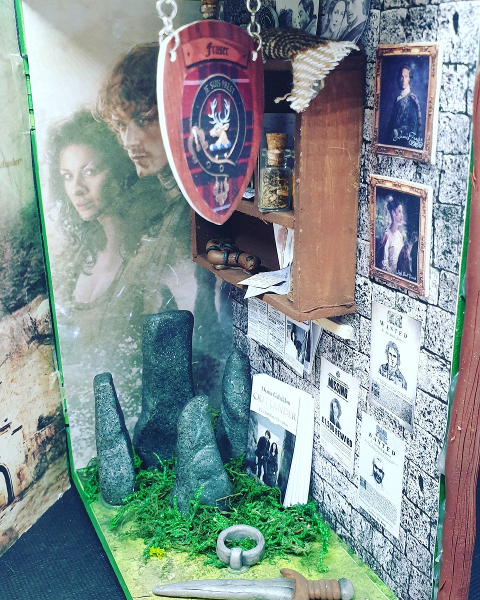EmilieCH4's tweet photo. Boîte à Merveilles Outlander 
@SamHeughan #outlander #booknook #artiste #miniature https://t.co/137ZFP7zXe