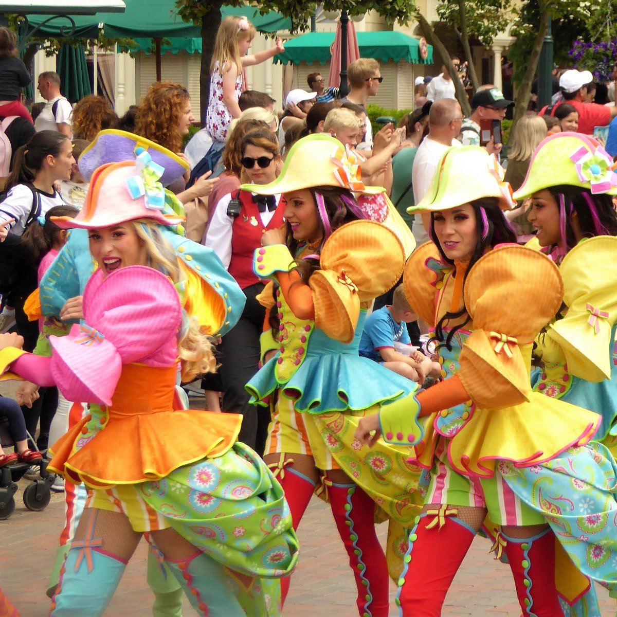 DisneyCarnival1's tweet photo. Rebelle ou Pirate, c'est un peu le même combat ? #teamPirate #PiratesandPrincesses @disneylandparis @disneyparks https://t.co/X10flMmWgg