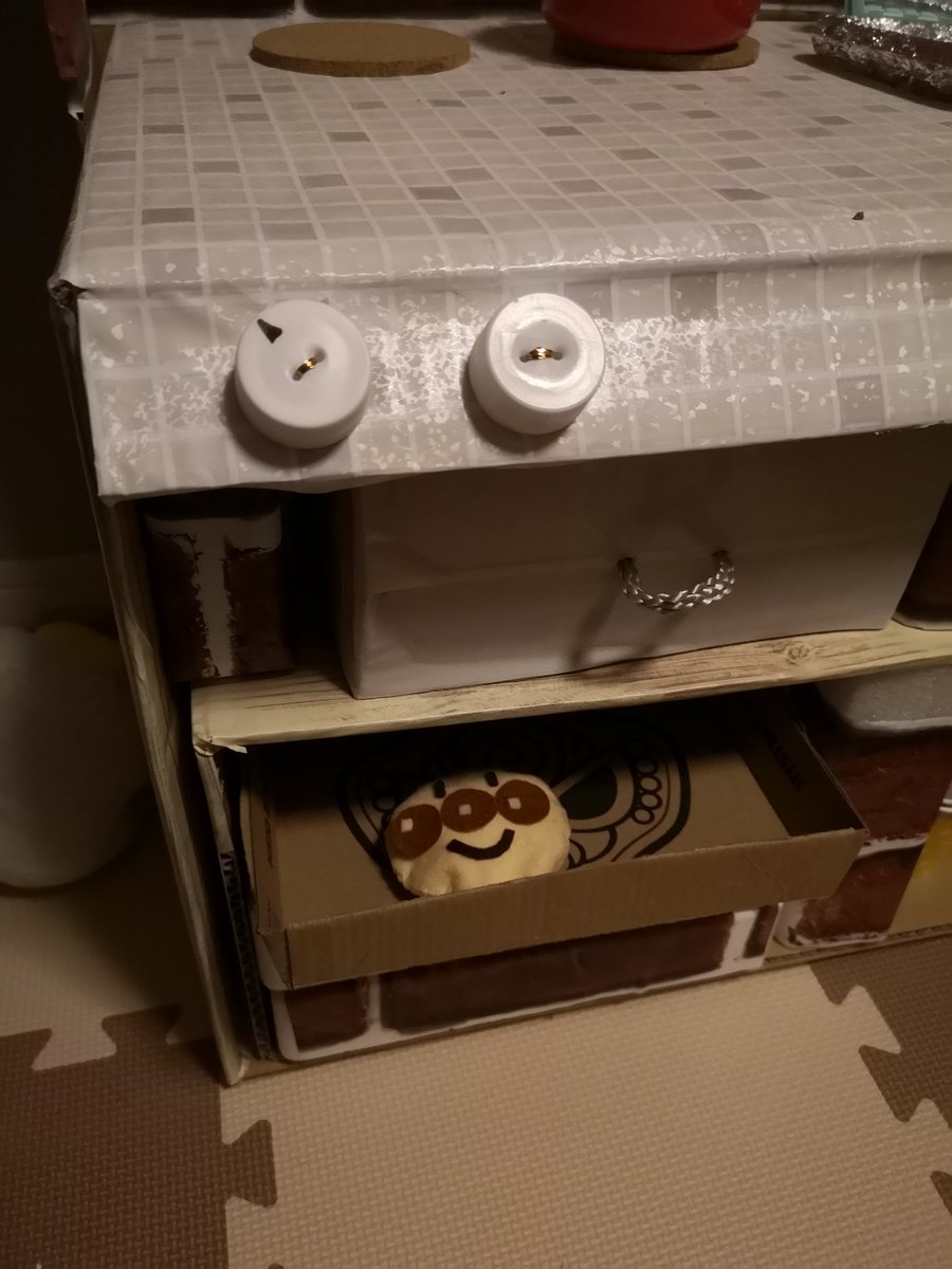 maimu202002's tweet photo. フェルトでアンパンマンパン作ったら子供がめっちゃ喜んでくれた🙆
あとnew balanceの箱をアレンジして電子レンジ作ったけど、NBのロゴがいい感じに残ったからこのまま活用✨ https://t.co/OhbxHA4ybi