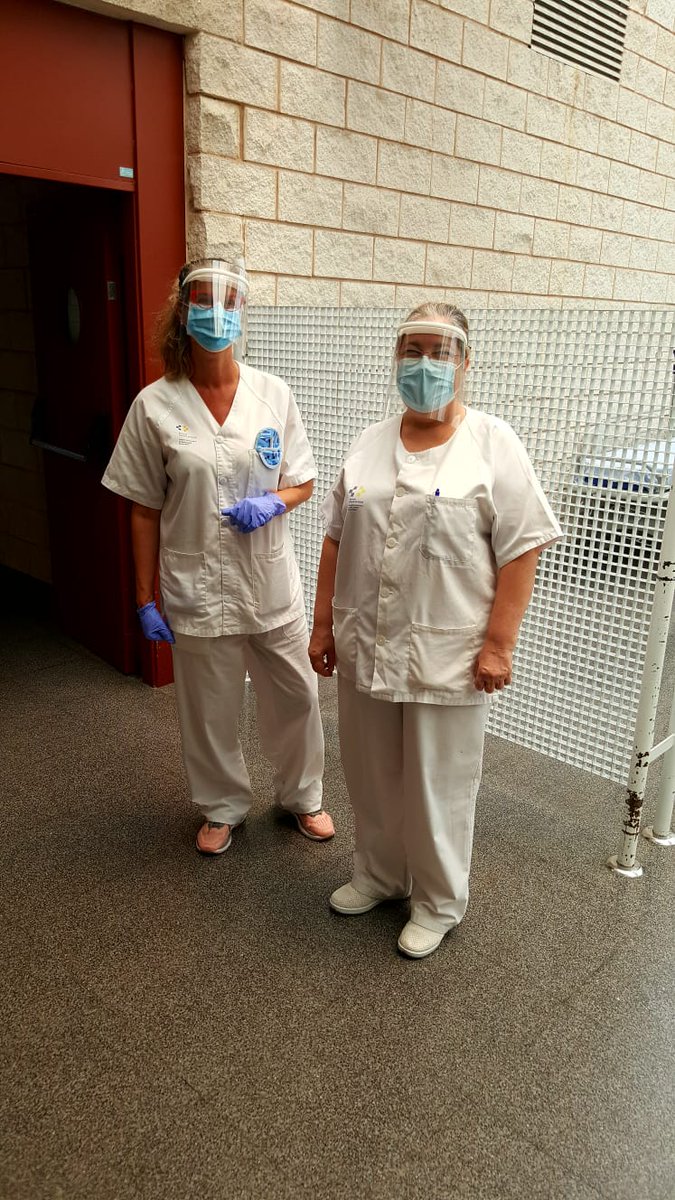 IESAnaLuisa's tweet photo. ✅Pantallas de protección facial realizadas con las impresoras 3D del @IESAnaLuisa por nuestros compis Joel Ferrero y German Medina  para el personal de Consultas Externas del DR. Negrín y Cáritas en Jinámar. Bravo compis por vuestra dedicación y solidaridad 👏😍
Seguimos sumando https://t.co/kVEknry4Et