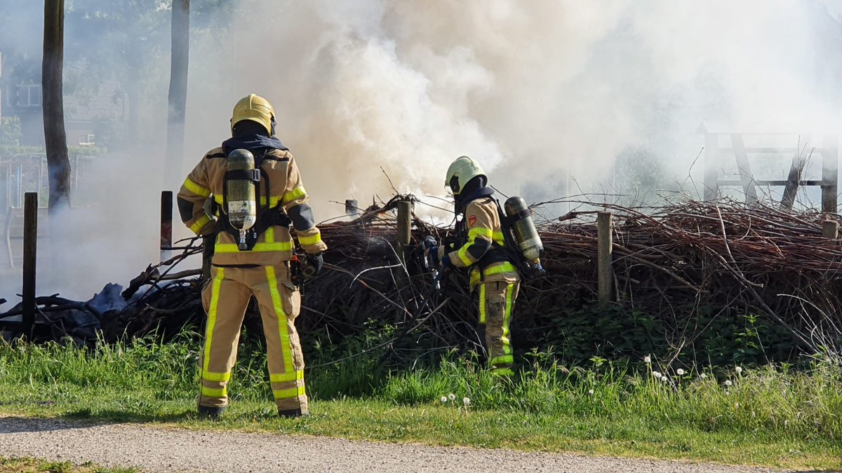 Houtwal vat vlam bij paal met luchtalarmsirene in Doetinchem, brandstichting mogelijke oorzaak...