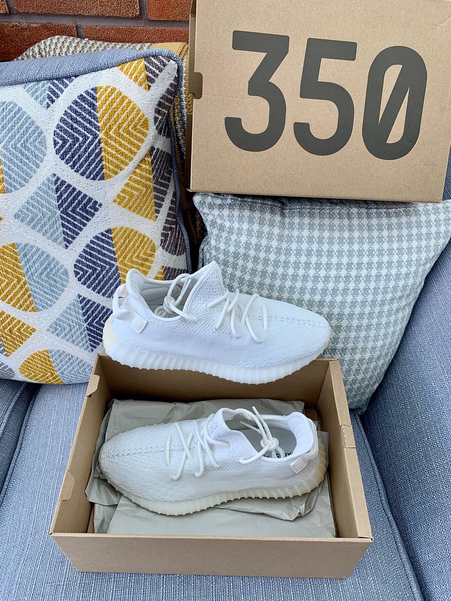 Mosesmclean876's tweet photo. These came today... ❕Tripple White #Yeezy Boost❕They Freshh 👌🏽 #YeezyBoost350 https://t.co/aVJGC5f2wt