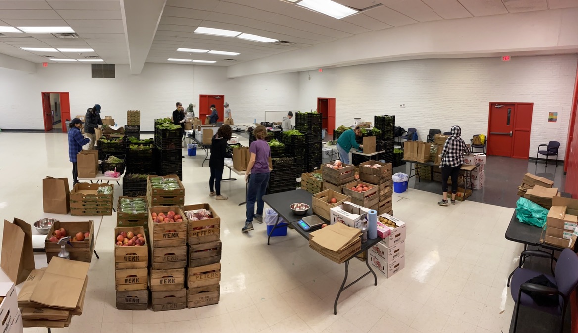 communityfndn's tweet photo. It was a busy weekend for #GetShiftDoneDMV! @freshfarmdc hosted a shift preparing boxes of fresh, seasonal produce from their farmer's markets - enough for 650 vulnerable #DMV families. Excited to partner with @Nats4good on this local initiative. More: https://t.co/VF6NhjrLEz https://t.co/1Ig0qNcPgF