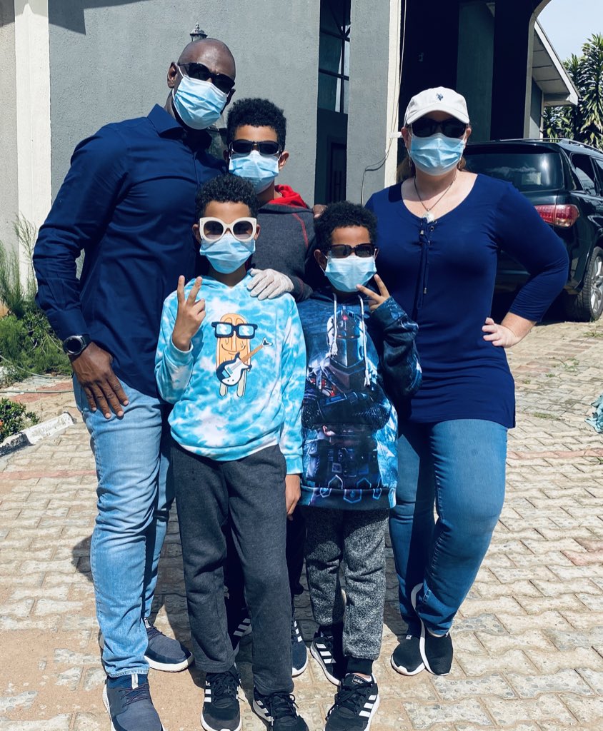 IdahosaLaurie's tweet photo. Focus on safety and using wisdom and youβll be alive to tell the story of how you survived this pandemic.
#MaskUpLagos #Lagos https://t.co/jhZF8xeSA5