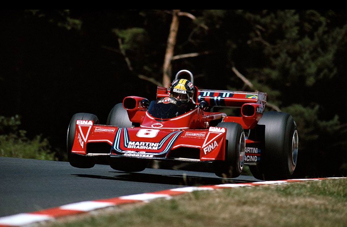 Stuart_Dent's tweet image. It wasn’t until 1977 that Brabham finally settled on an aero induction set-up which amply fed its BT45’s flat-12 Alfa engines. Prior to that, the 1976 season was entertaining seeing each &amp;amp; every new twist in their quest... 🤓🏁

🇬🇧🇮🇹 #F1 #ReverseOrder #WhenGPcarsWereProper