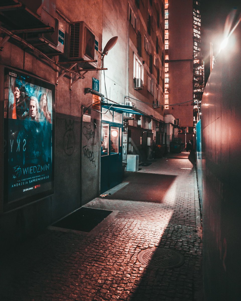fotoinni's tweet photo. City backstage 🌃📸🇵🇱

#warszawa #warsaw #streetphotography #city #cityatnight #backstage #fotoinni #nightcity #night #nightlife #citykillerz https://t.co/7qL2tkRQR2