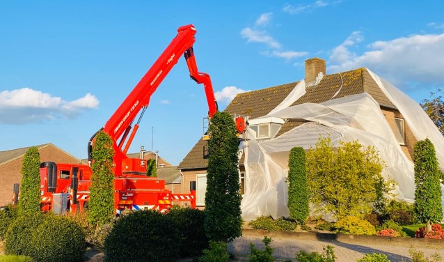 Brandweer opgeroepen voor groot doek over woning in Veghel -..