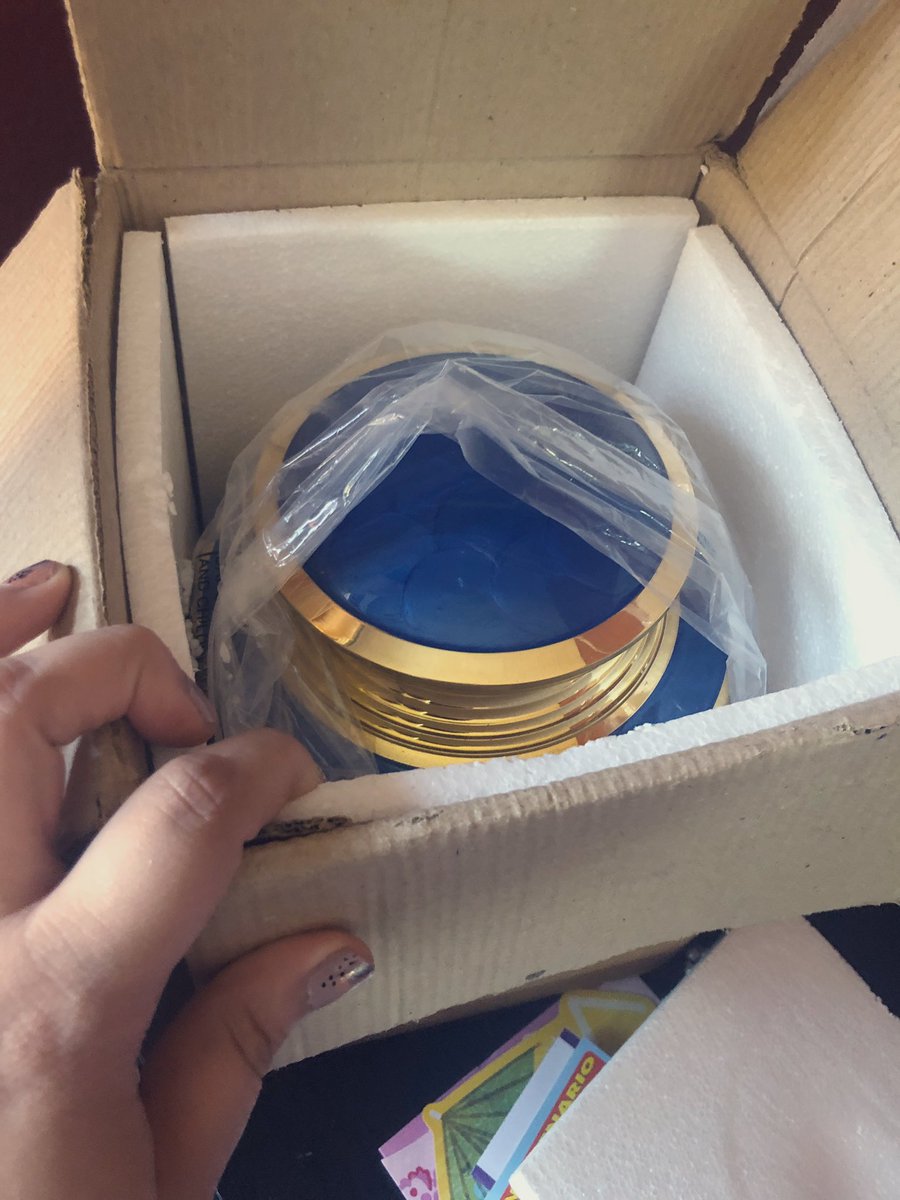 dazeofmel's tweet photo. My dads urn is beautiful 💙 https://t.co/7o9ZTSxBlU