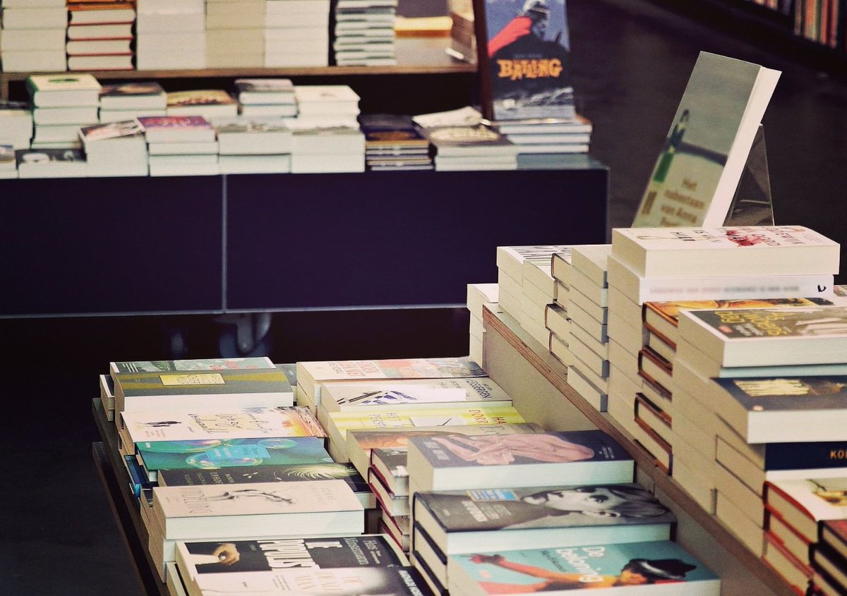 Qui a hâte de pouvoir retourner chiner de nouveaux livres dans sa librairie préférée ? 🤗
En ces temps de confinement propices à la réflexion sur les choses importantes de la vie, c'est la technologie qui fait vivre le livre à travers le e-book 💙📚
#lecture #ebook #confinement