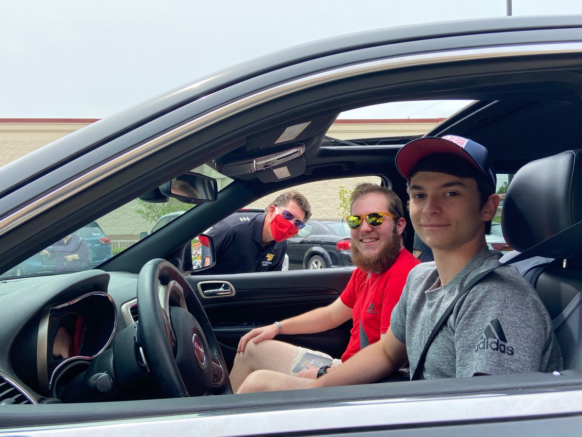 LHSSSTL's tweet photo. 📷: Senior skip day 2k20 at Raising Cane's. #LSlancers https://t.co/bfuMhM4t7X