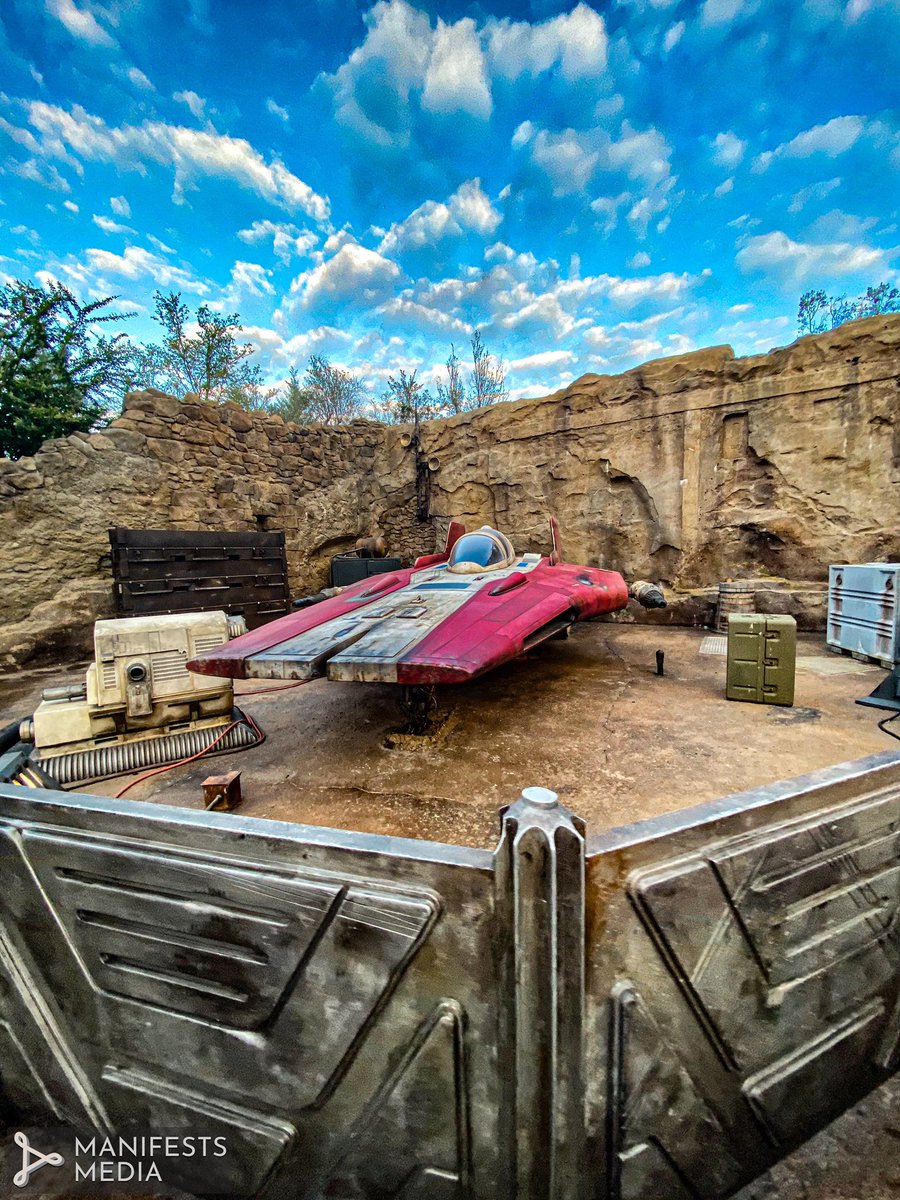 RJmanifests's tweet photo. In a galaxy far far away...
Had fun with some #MayThe4th photo edits ✨ from @starwars #GalaxysEdge https://t.co/l3GnBYMjOW