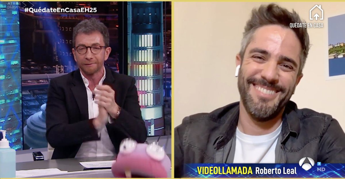 24HClips's tweet photo. Pablo Motos preguntando a Roberto Leal si suavizará su acento andaluz.

Roberto : "El acento no tiene nada que ver con la dicción"

Desde luego, Motos se está cubriendo de gloria en esta cuarentena
#QuedateEnCasaEH25 https://t.co/6ksROp1SS7