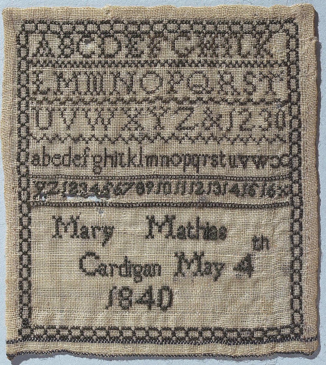CuratorElen's tweet photo. Sampler bach arall ar derfyn y dydd 🧵
Mary Mathias
Cardigan / May 4th / 1840
#Aberteifi #Cardigan
#pwytho #needlework
https://t.co/nitBWdY5Fb https://t.co/uq8lPIf2Mw