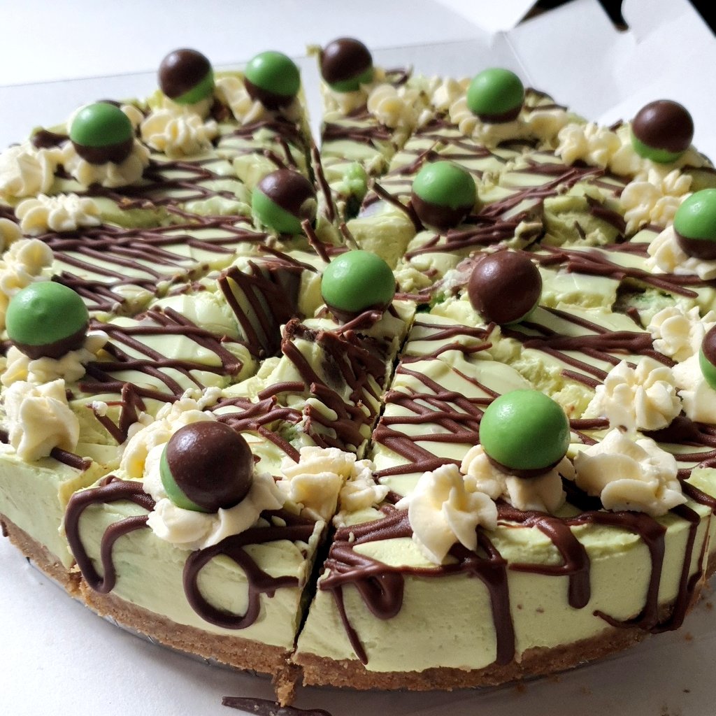 This beautiful mint aero cheesecake was made for @PaddySullivan80 40th birthday by our domestic goddess @lindsay_fairley Is there no end to her talents?! 😍 #teamaecu #teamuhw #ambulatorycare  @Louuu_x