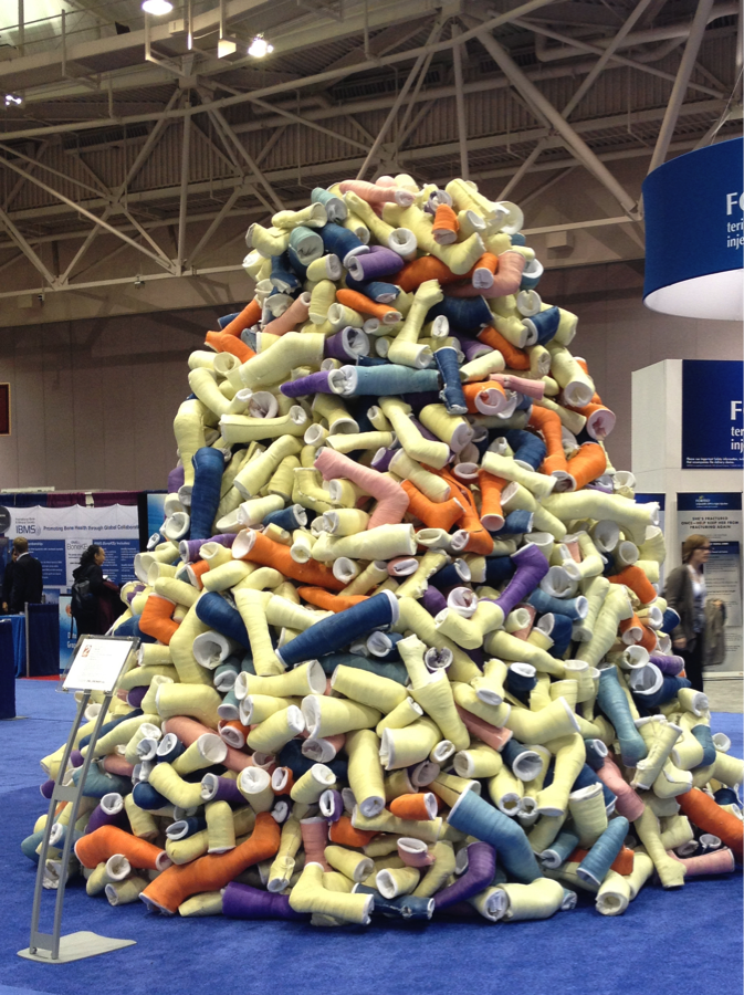 5500 fractures occur each day in the US from osteoporosis. That's more than 2 million per year. Most common: vertebra (27%), wrist (19%), hip (14%), and pelvis (7%). #NationalOsteoporosisMonth <a href="/ASBMR/">ASBMR</a>