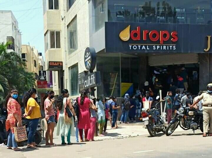 નાં નાં આ બ્યુટીપાર્લર ની લાઈન મા નથી ઊભી 😜😂

ગલા સબકા સુખતા હૈ, પ્યાસ સબ કો લગતી હૈ 😉😜😂🍺🍻