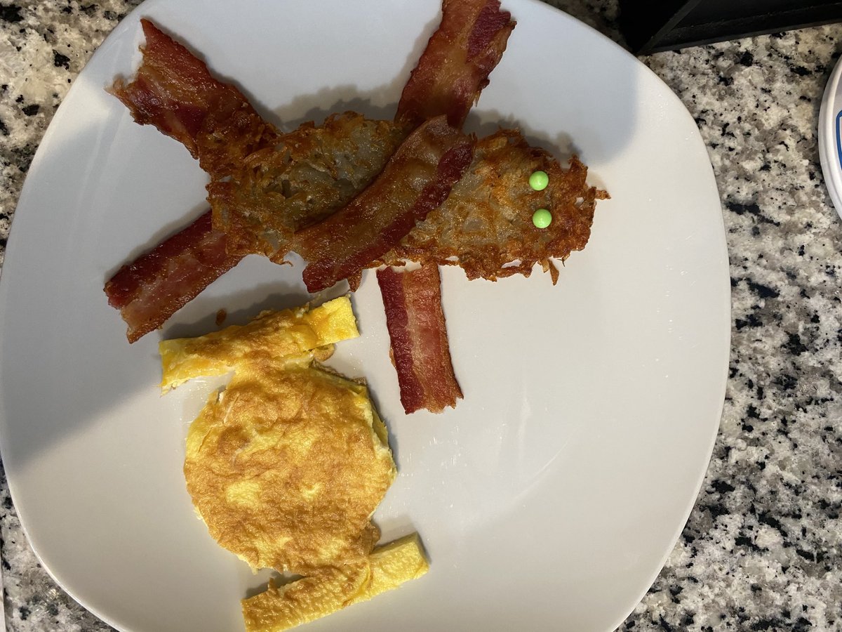 JacksonDonaldR's tweet photo. Star Wars Day! Breakfast and Lunch for the kiddos! DeathStar pizza for dinner. https://t.co/lciFi1nAOr