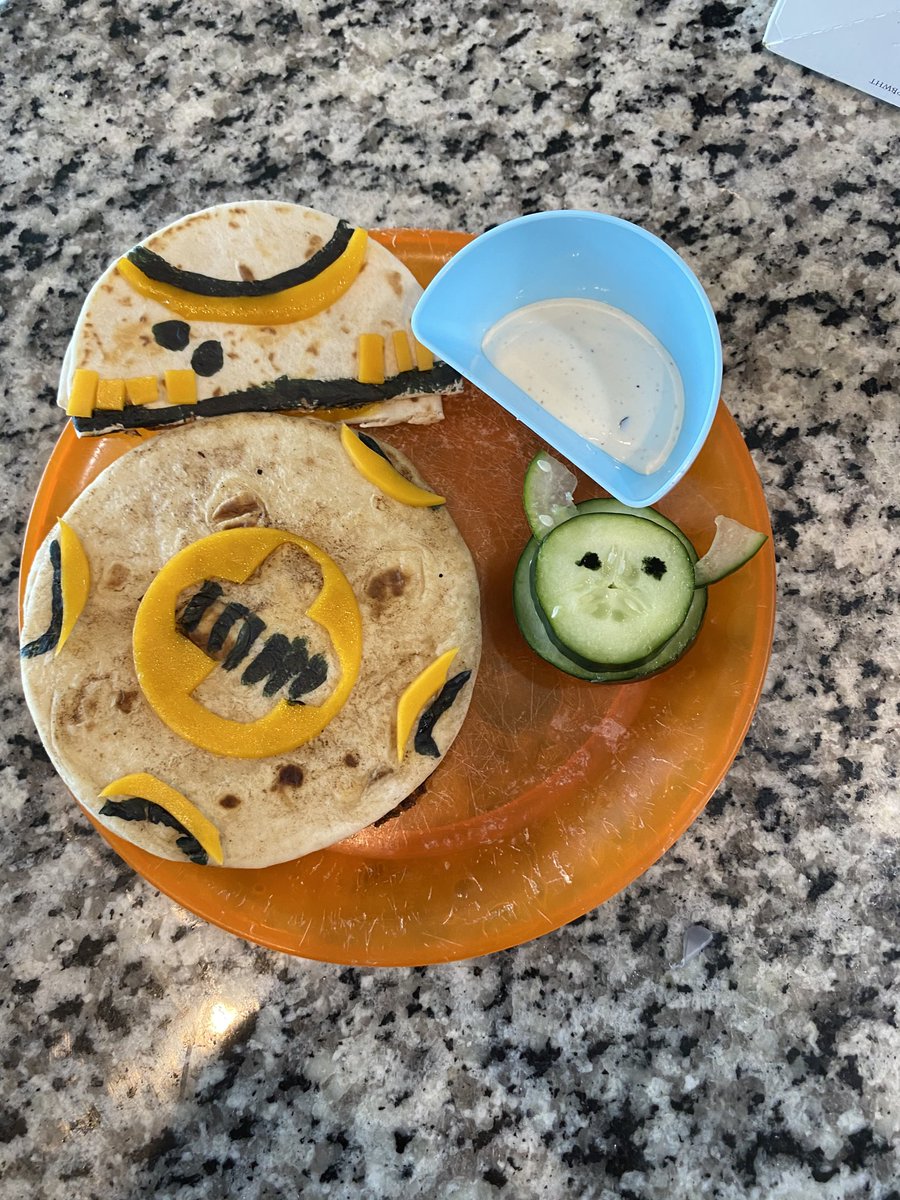 JacksonDonaldR's tweet photo. Star Wars Day! Breakfast and Lunch for the kiddos! DeathStar pizza for dinner. https://t.co/lciFi1nAOr