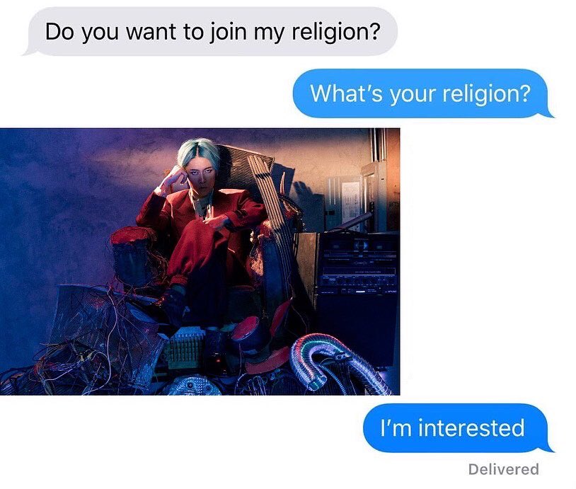 CoMiyaviWW's tweet photo. [ #MIYAVIMEME ] Some #CoMYV humor for your day! 🤣

“How to share MIYAVI with your family and friends.” 😂😏

Create your own #MIYAVI memes and share them with us using the hashtag #MIYAVIMEME 🔝

#holynights✝️ #holynights https://t.co/JlXMKz0i4p