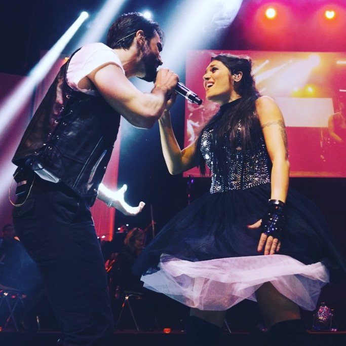 queenattheoper1's tweet photo. Un bellissimo scatto 📸 #LucaMarconi e #ValentinaFerrari 😍👑🎤 #tbt #performers #photography #stage #music #live #Bologna #QueeAtTheOpera #show #Queen 👑 #FreddieMercury #orchestrasinfonica #rockband #bestsingers #bestmusicians #visualshow #italy #tour https://t.co/4TvITwyUTq https://t.co/RxGRnhOrg1