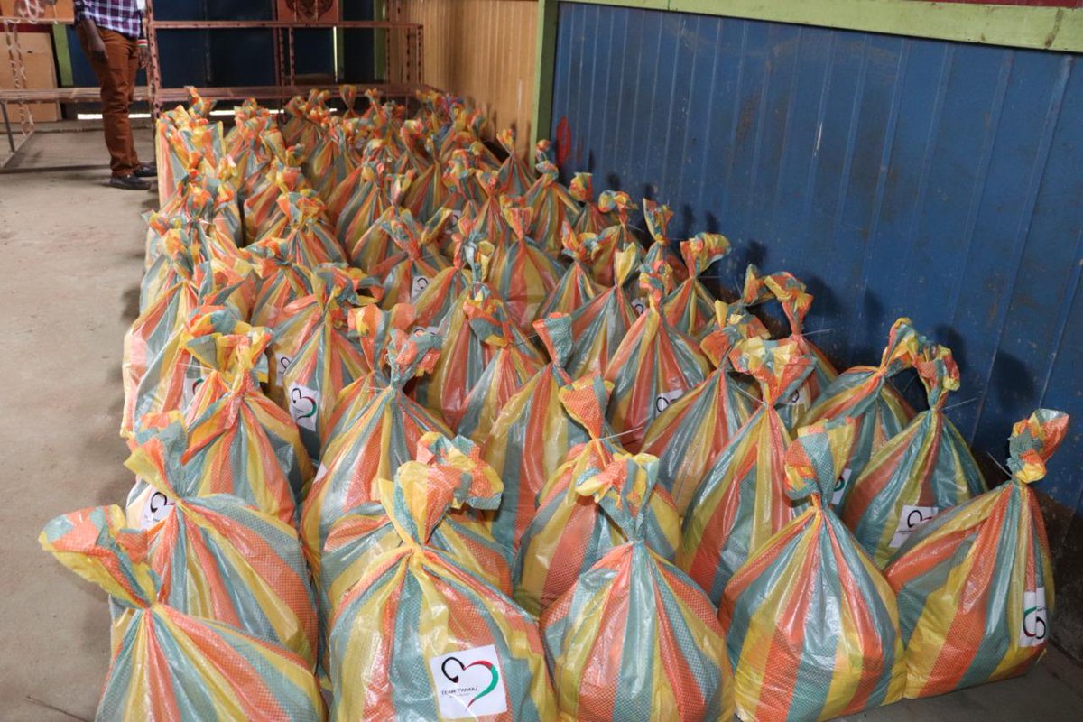 KenyaCOVIDFund's tweet photo. A special Thank You to #TeamPankaj for making this food donation and distributing it to 200 vulnerable families in Kangemi. #BegaKwaBega https://t.co/jF74Hin3NA