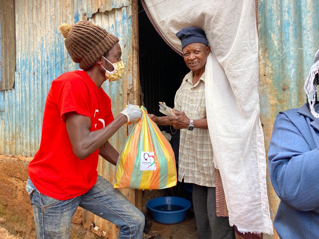 KenyaCOVIDFund's tweet photo. A special Thank You to #TeamPankaj for making this food donation and distributing it to 200 vulnerable families in Kangemi. #BegaKwaBega https://t.co/jF74Hin3NA