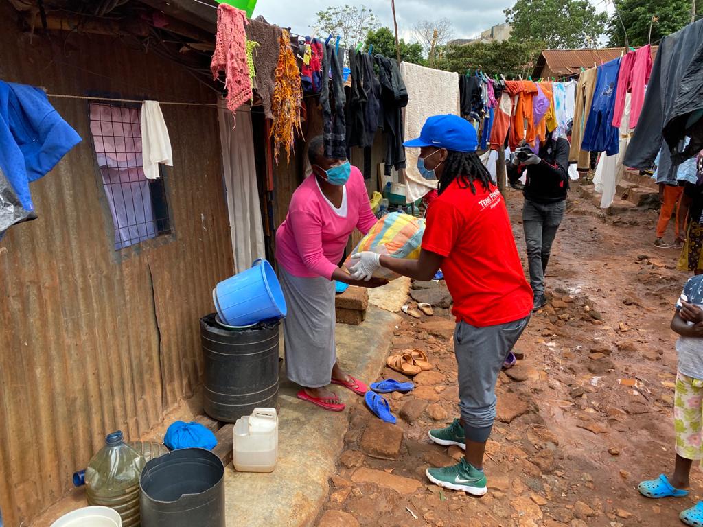 KenyaCOVIDFund's tweet photo. A special Thank You to #TeamPankaj for making this food donation and distributing it to 200 vulnerable families in Kangemi. #BegaKwaBega https://t.co/jF74Hin3NA