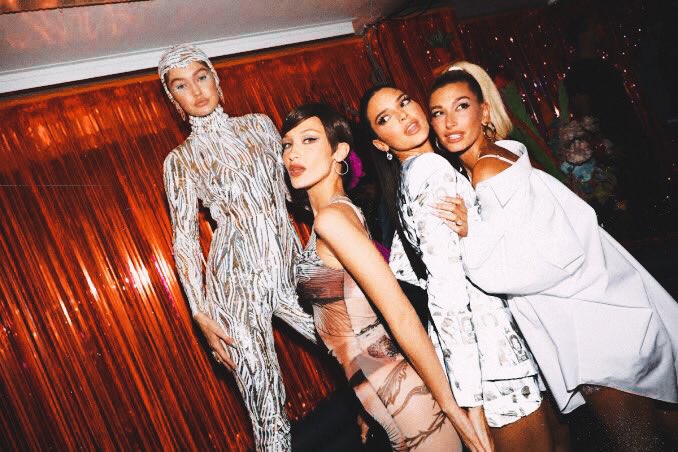 pizzaforkendall's tweet photo. Met gala 2015 vs 2019 ✨💥
What a glow up 
@KendallJenner @bellahadid @haileybieber @GiGiHadid 
#MetGala https://t.co/LqBi1VGff7