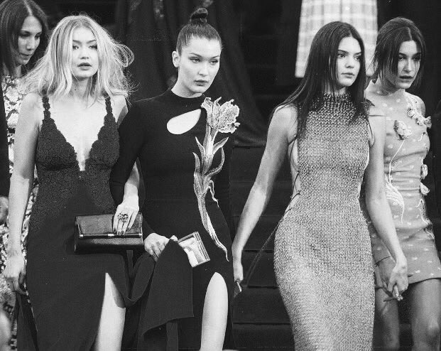 pizzaforkendall's tweet photo. Met gala 2015 vs 2019 ✨💥
What a glow up 
@KendallJenner @bellahadid @haileybieber @GiGiHadid 
#MetGala https://t.co/LqBi1VGff7