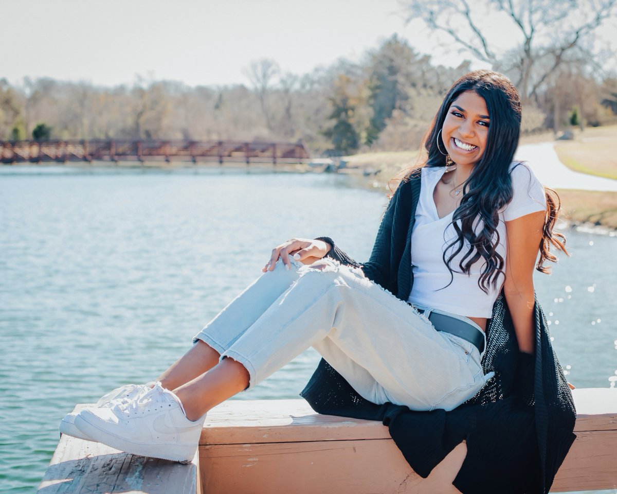 SHSCCOffice's tweet photo. Senior Spotlight: Debbie Devaraj will be attending University of Arkansas in the fall. She will be majoring in Biology. @debbiedevaraj_ @svaleseniors @SHS_Sentinel @SunnyvaleISD @uofaadmissions #senior2020 #vale2020 #UARK https://t.co/86Gn0ijuQ3