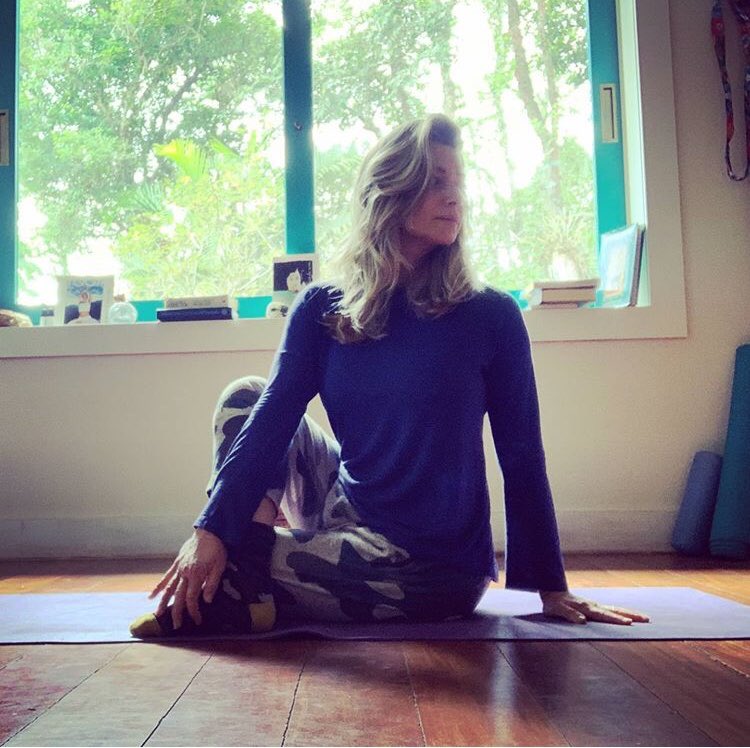 leticiaspiller's tweet photo. Minha postura do dia é #matsyendrasana . Esta torção é benéfica para os rins . É um ótimo asana para curar dores nas costas. Afina a cintura! 💙🙏🌟 Boa semana! https://t.co/qjkhUTvSDL